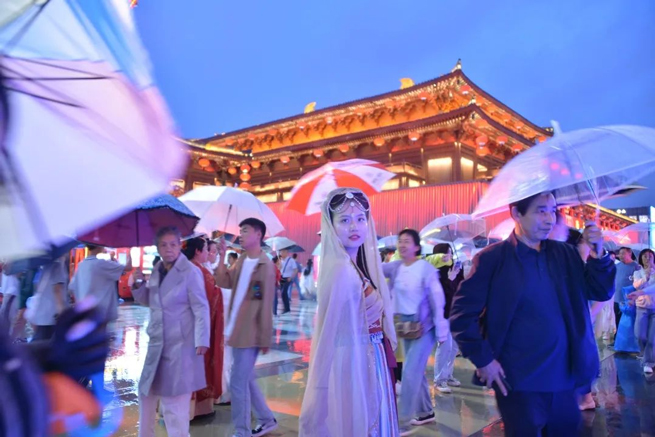 Il personale di Xiangyi si è radunato nell'antica capitale Xi'An per sperimentare il viaggio millenario di storia e cultura.