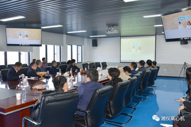 I membri esperti del comitato di esperti di ispezione dell'associazione dell'industria dei dispositivi medici di Changsha hanno visitato le imprese di apparecchiature mediche come Hunan Xiangyi Laboratory Instrument Development Co., Ltd