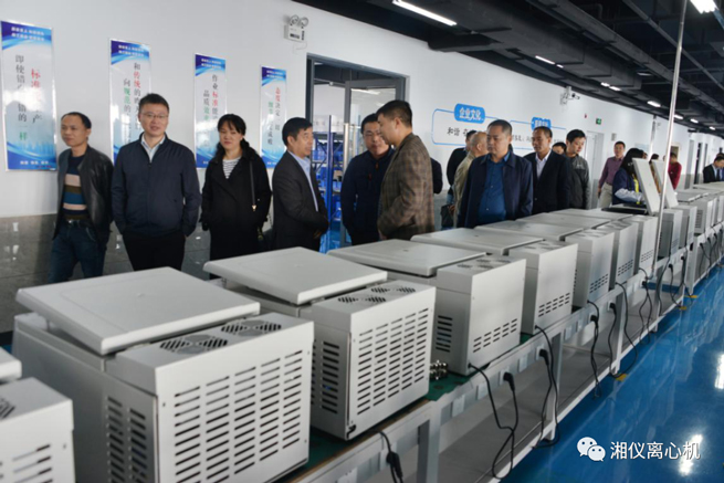 I membri esperti del comitato di esperti di ispezione dell'associazione dell'industria dei dispositivi medici di Changsha hanno visitato le imprese di apparecchiature mediche come Hunan Xiangyi Laboratory Instrument Development Co., Ltd