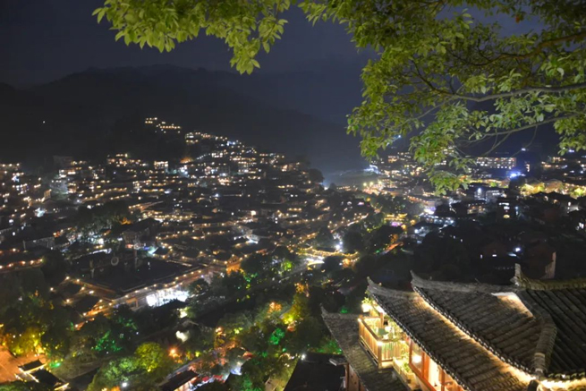 Festeggia il 100 ° anniversario della fondazione del Partito Comunista Cinese, Xiangyi Centrifughe Colorato Guizhou 5 giorni Tour