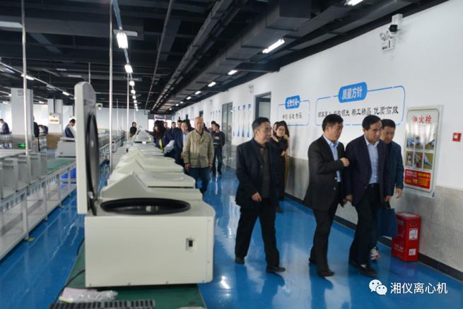 I membri esperti del comitato di esperti di ispezione dell'associazione dell'industria dei dispositivi medici di Changsha hanno visitato le imprese di apparecchiature mediche come Hunan Xiangyi Laboratory Instrument Development Co., Ltd