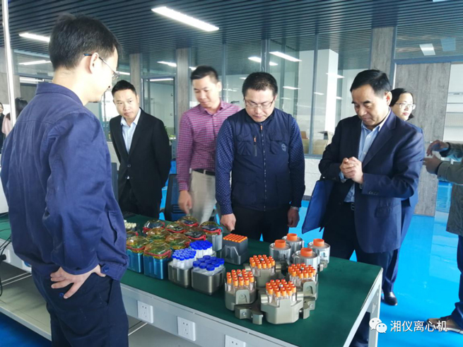 I membri esperti del comitato di esperti di ispezione dell'associazione dell'industria dei dispositivi medici di Changsha hanno visitato le imprese di apparecchiature mediche come Hunan Xiangyi Laboratory Instrument Development Co., Ltd