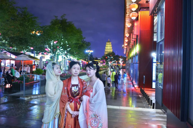 Il personale di Xiangyi si è radunato nell'antica capitale Xi'An per sperimentare il viaggio millenario di storia e cultura.