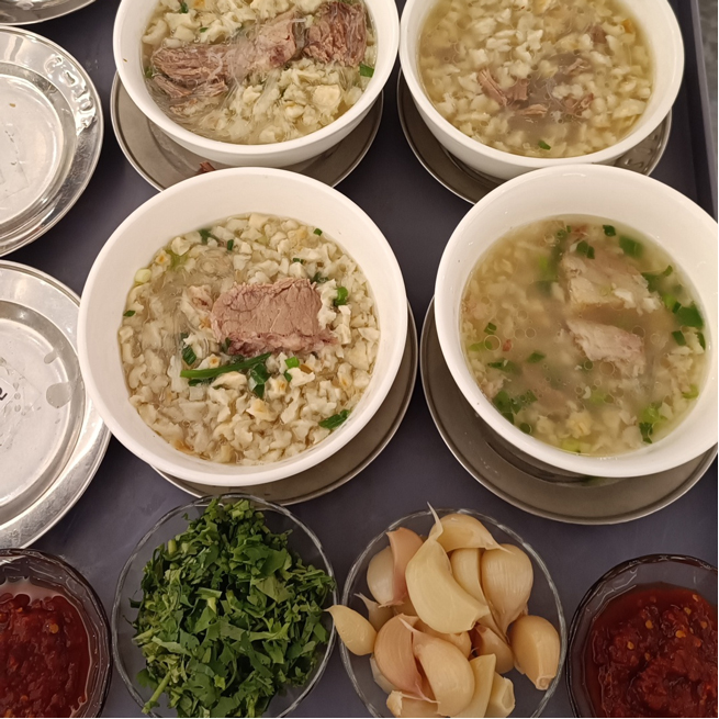 Il personale di Xiangyi si è radunato nell'antica capitale Xi'An per sperimentare il viaggio millenario di storia e cultura.