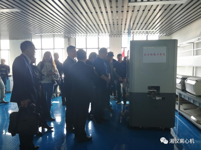 I membri esperti del comitato di esperti di ispezione dell'associazione dell'industria dei dispositivi medici di Changsha hanno visitato le imprese di apparecchiature mediche come Hunan Xiangyi Laboratory Instrument Development Co., Ltd